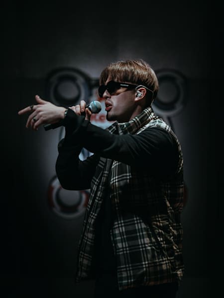Livaï rappe pendant le tournage de Red Bull Spinner au Red Bull Studio.