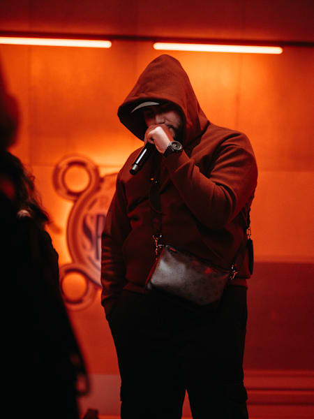 Reda rappe pendant le tournage de Red Bull Spinner au Red Bull Studio.