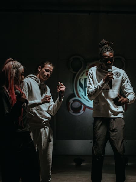 SLK rappe pendant le tournage de Red Bull Spinner au Red Bull Studio.