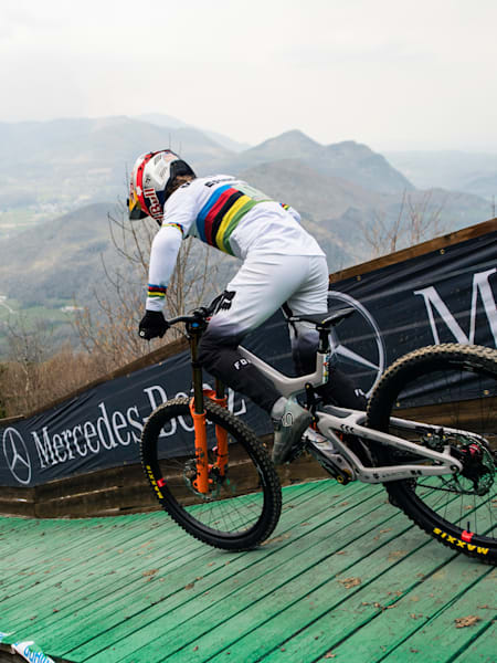 Jackson Goldstone alla Coppa del Mondo UCI DH di Lourdes, Francia, 26 Marzo 2022.