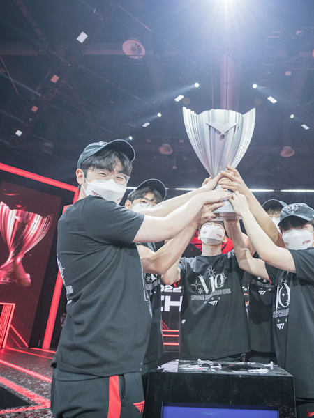 T1 hold their trophy high after a flawless victory run