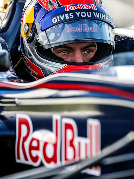 Portrait du pilote F1 néerlandais Max Verstappen dans une monoplace Red Bull.