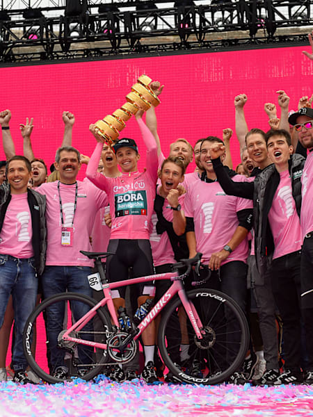 Jai Hindley und das Team von BORA-hansgrohe bei der Siegerehrung.