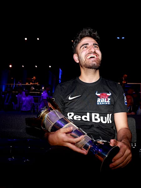 E-Sportler Umut von RBLZ Gaming mit dem WM-Pokal.