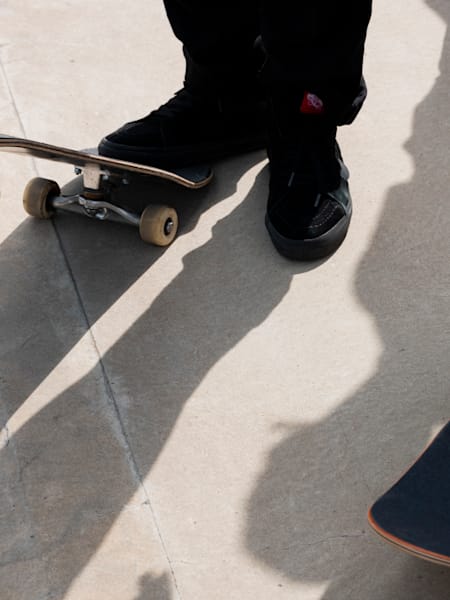 Zapatillas y tablas de skate: listos para jugar. 