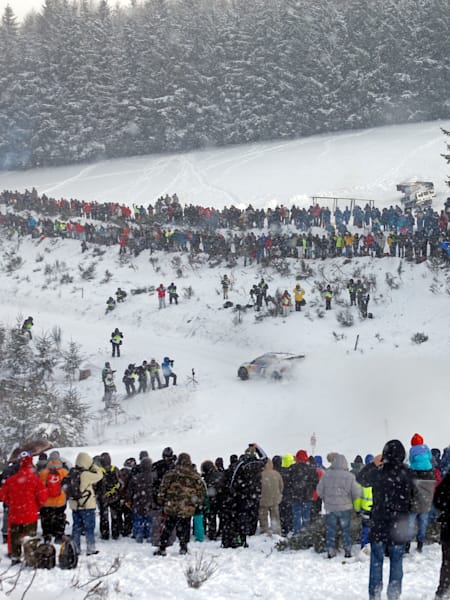 El campeón del mundo del WRC, Sébastien Ogier, conduce en la nieve ante el público en el Rally de Montecarlo.