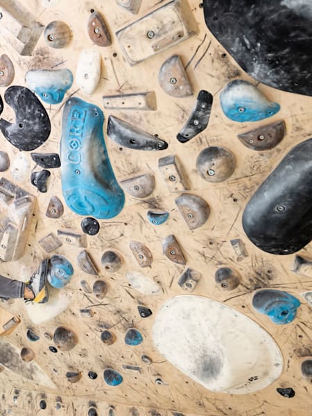 Angie Scarth-Johnson shoulders the load of complex bouldering