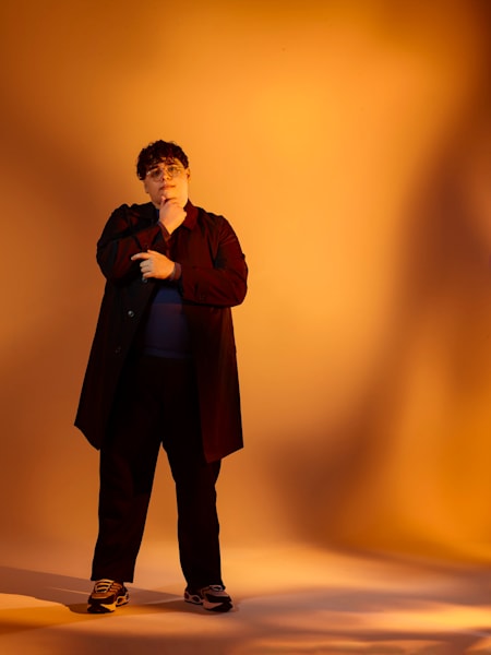 Portrait du président de la Karmine Corp, Kameto, capturé lors d’un shooting photo exclusif avec The Red Bulletin.