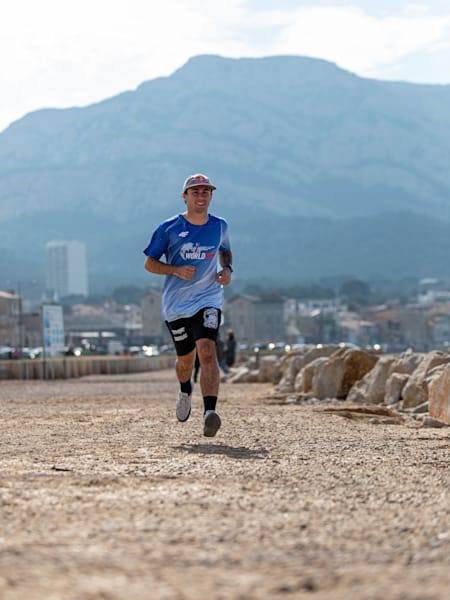 Le skateur Vincent Matheron court lors d'une séance de running à Marseille le 5 avril 2023. 