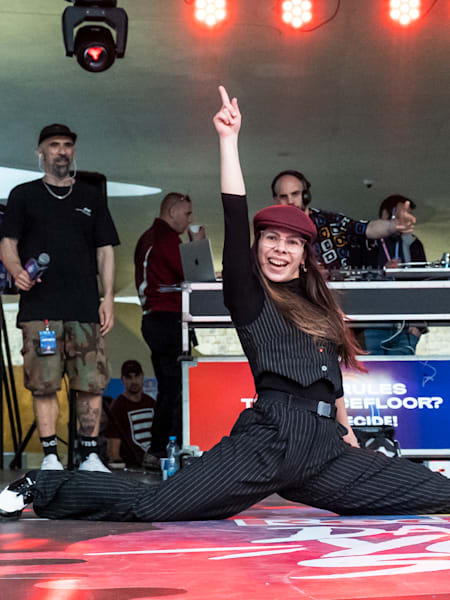 Rəqsinlə heyrətləndir