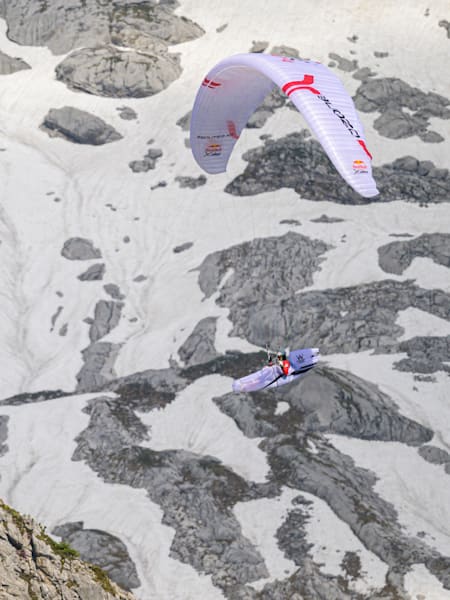 Takáts Pál siklóernyője vitorlázik az Alpokban