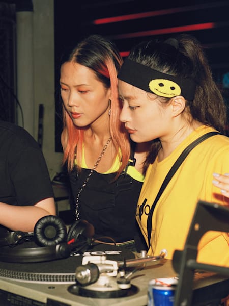 Want to learn to DJ? Here's some tips on how to DJ.