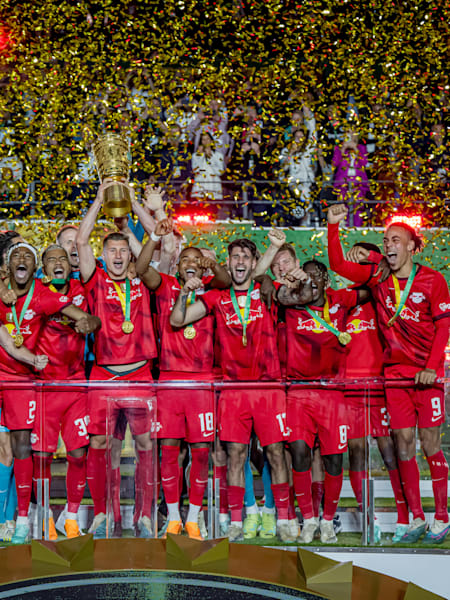 Die Spieler von RB Leipzig feiern in Berlin mit dem Pokal.