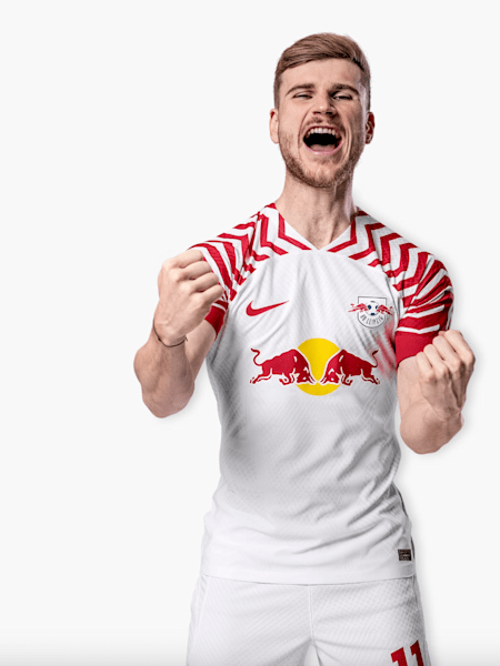 Timo Werner pózol az RB Leipzig 2023/24-es mezében
