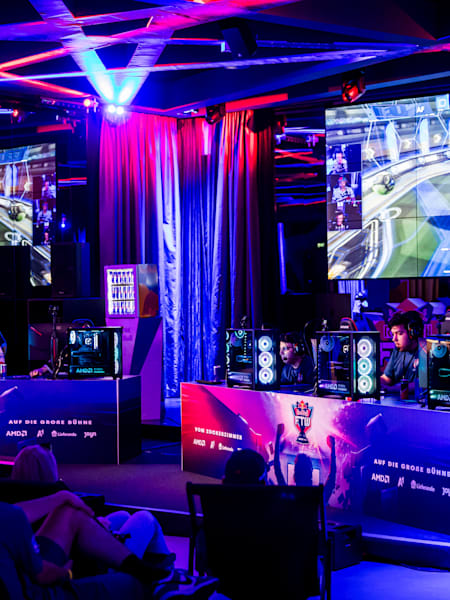 Auch die AMD-PCs passten perfekt ins Setting