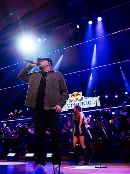 Kool Savas steht auf der Bühne bei Red Bull Symphonic.