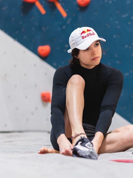 Oriane Bertone de prépare à s'entrainer dans une salle d'escalade.