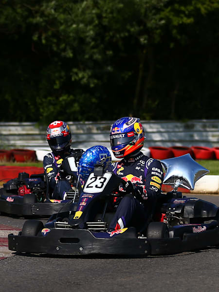 Le pilote de F1 Daniel Ricciardo en pleine session karting.