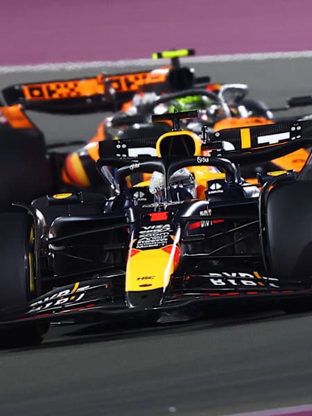Verstappen leidt Norris door de bocht in Lusail