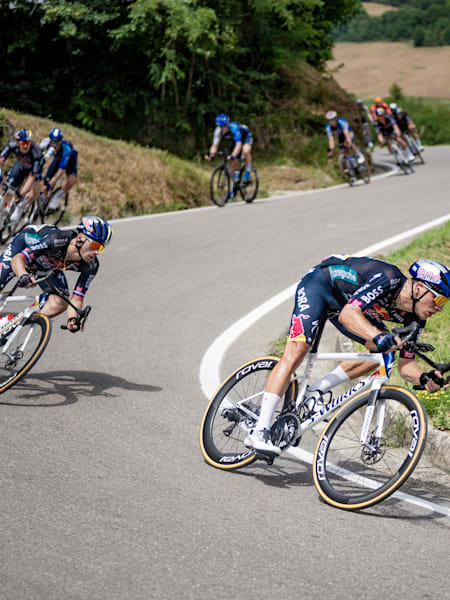Danny VAN POPPEL piloting team leader Primož ROGLIČ.jpg
