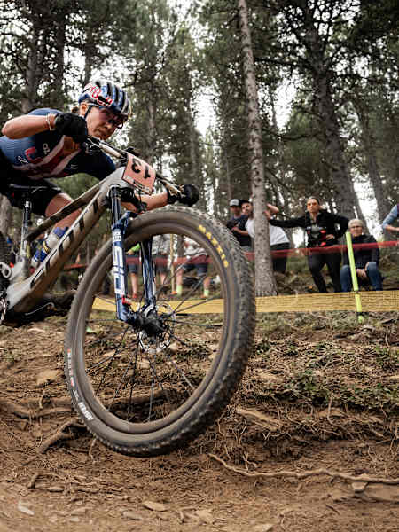 Kate Courtney in Andorra tijdens de UCI MTB wereldbeker wedstrijd
