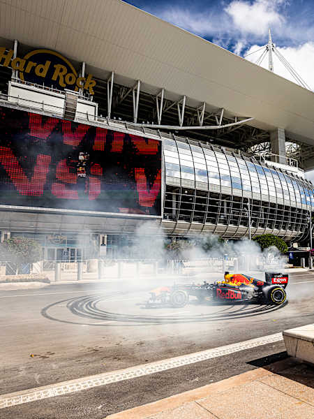 Le pilote de F1 Max Verstappen fête son titre de champion du monde devant le stade Hard Rock Stadium de Miami.