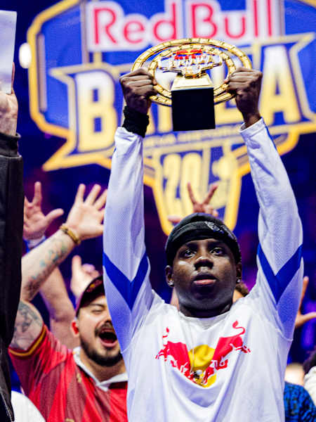 Fat N levantando el trofeo de Red Bull Batalla