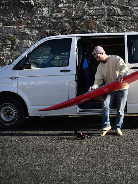 Le surfeur Conor Maguire se prépare à affronter les vagues.