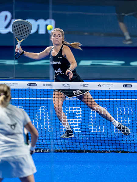 Алехандра Салазар змагається у півфіналі Premier Padel у Барселоні, Іспанія. 2024 рік.