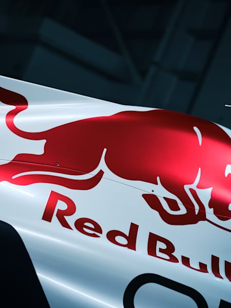 Detalle de la elegante y dinámica decoración del RB21, que dominará el circuito de Suzuka en el Gran Premio de Japón de 2025, y que muestra la audaz marca de Red Bull Racing y su asociación con Honda.