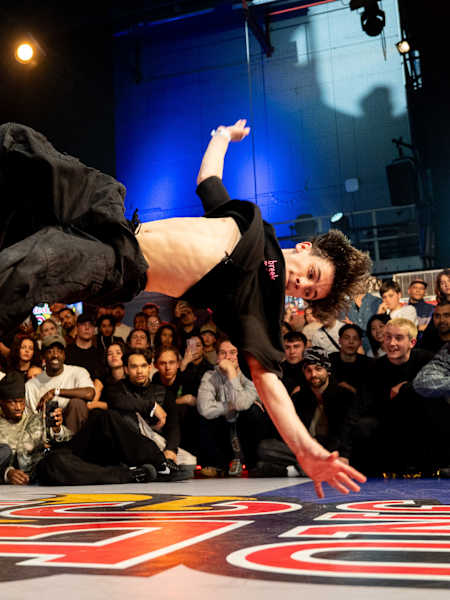 Winnaar Lorenzo vliegt over de battle vloer tijdens de Red Bull BC One Cypher Holland 2025.