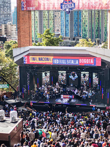 Red Bull Batalla Final Colombia 2024 en un icónico escenario al aire libre en Bogotá. El evento presenta a los mejores talentos del freestyle en medio de un ambiente electrizante