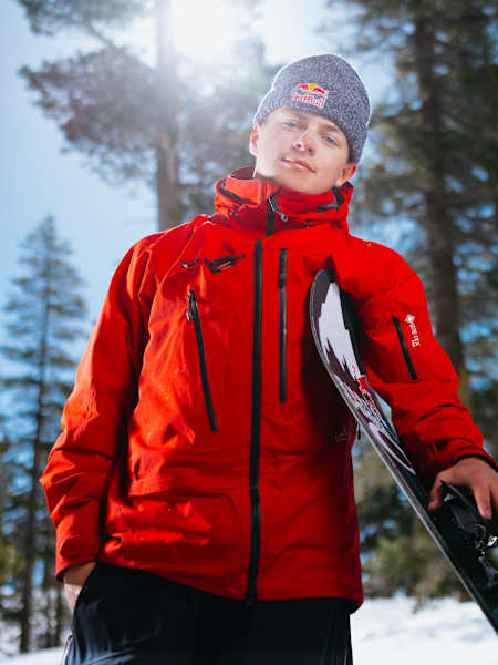 Jake Canter poses at Red Bull Snow Team Session in Mammoth