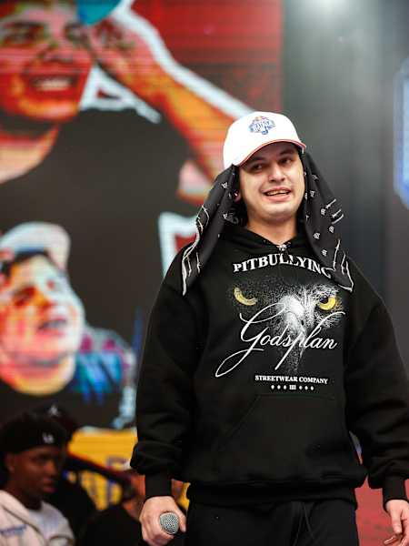 Coloso y Visionario ofrecen una enérgica batalla de rap freestyle durante la Red Bull Batalla Final Colombia 2024 en Bogotá