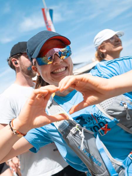 Sudionici pokazuju svoj entuzijazam tijekom glavnog događaja Wings for Life World Run uživo, održanog 4. svibnja 2025. u slikovitom Zadru u Hrvatskoj