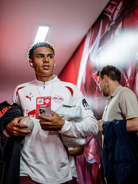 Antonio Nusa er kampklar sammen med lagkompisene i RB Leipzig. Her foran treningskamp på Estádio Cicero De Souza i Brasil og kampen mot FC Santos.