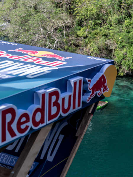 Олексій Пригоров на зупинці Red Bull Cliff Diving World Series в Ель-Нідо, Філіппіни. 