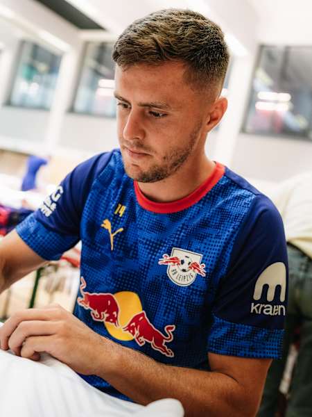 Christoph Baumgartner gibt im RB Leipzig Jersey Autogramme