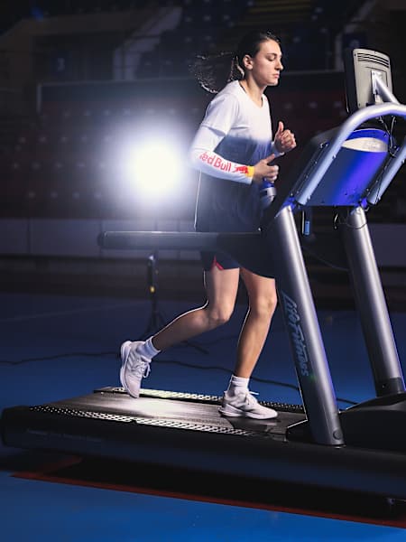 Cristina Neagu, the handball star, refines her physical preparation on the treadmill.