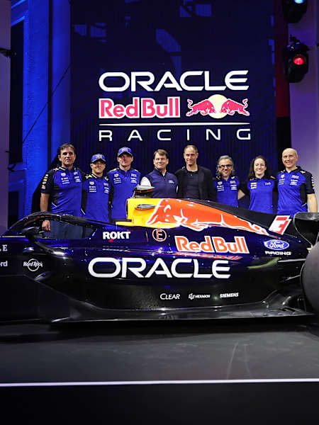 Ekipa pozira uz novu livreju