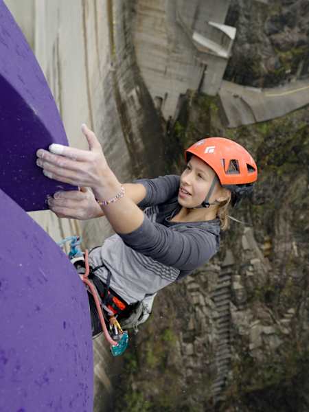Ніка Потапова здійснює сходження на греблю Верзаска у Швейцарії, 23 жовтня 2023 року.