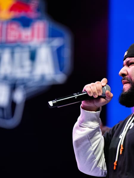 Lancer Lirical irrumpe en el escenario de la Red Bull Batalla Final Sudamérica 2026 en Bogotá, Colombia, ofreciendo una electrizante actuación de hip hop bajo los focos