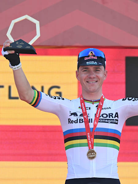 Remco Evenepoel wins Stage 2 of the UAE Tour 2026