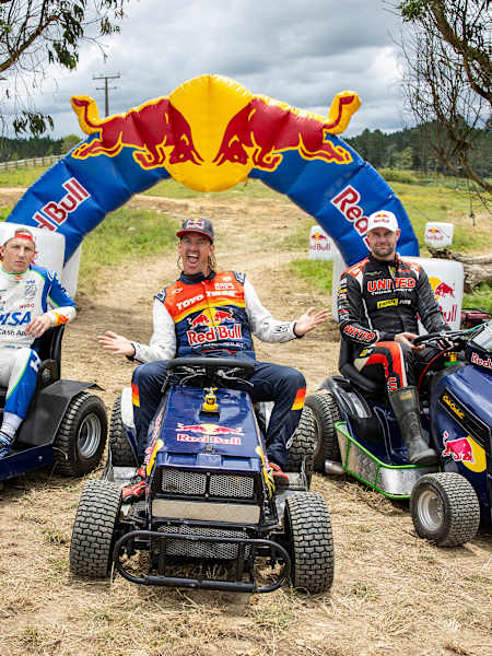 Liam Lawson, Shane van Gisbergen i Mad Mike Whiddett poziraju na kosilicama