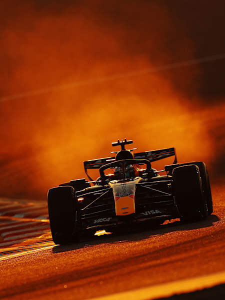 El holandés Max Verstappen pilotando el Red Bull Ford RB22 de Oracle Red Bull Racing en la pista durante el tercer día de entrenamientos de F1 en el Circuito Internacional de Bahréin