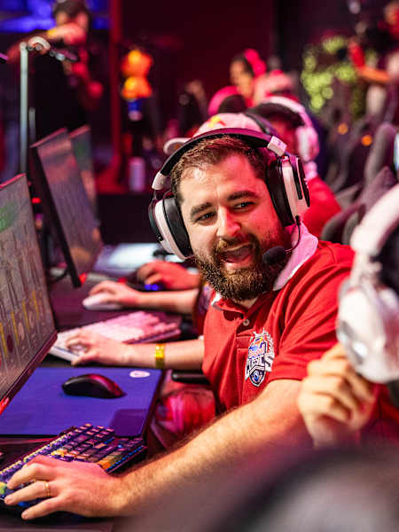 Fallen ve ekibi, 28 Haziran 2025'te Brezilya'nın Sao Paulo kentinde canlı enerji ve üst düzey oyun aksiyonuyla çevrili heyecan verici Red Bull Classics espor etkinliğinde yarışacak