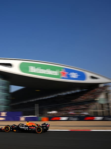 Verstappen met op de achtergrond de hoofdtribune van Shanghai
