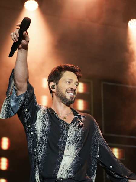 Pop dünyasına adım attığından beri listelerin zirvesinden inmeyen en hit 10 Murat Boz şarkısını keşfedin! 