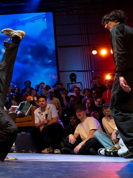 B-boy Sem Delivery met een van zijn signature moves tijdens de battles