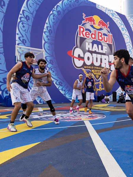 Oyuncular, Birleşik Arap Emirlikleri'nin Dubai kentinde düzenlenen Red Bull Yarı Saha Dünya Finalleri 2025'te açık hava sahasında yüksek enerji ve üstün sokak basketbolu yeteneğiyle mücadele ediyor.